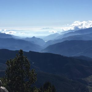 Vistes de Valls i muntanyes i la serralada de Montserrat des de Coll de Jou. Travessa de muntanya per a joves