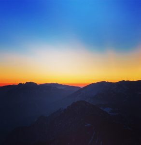 Posta de sol des de la Tossa d'Alp. Travessa de muntanya per a joves